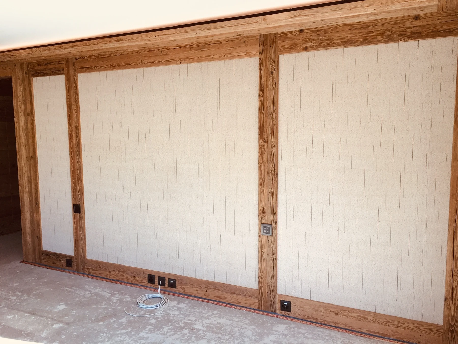 Tenture murale et fixation sur mur en bois