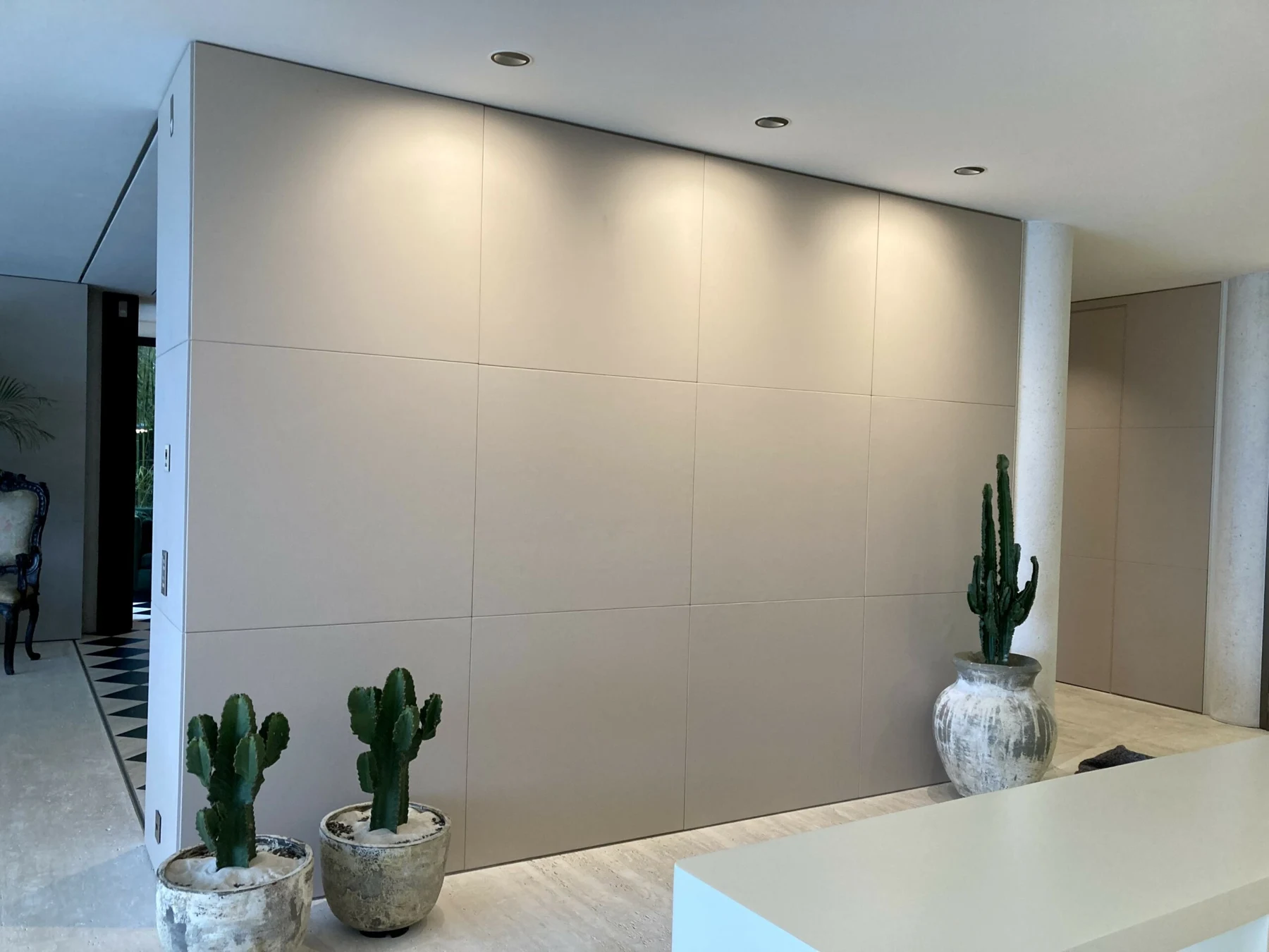Capitonnage d'un mur avec un cuir tendu blanc